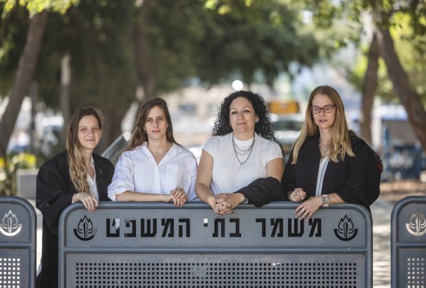 עורכות דין מהמחלקה המשפטית של האיגוד, מחוץ לבית המשפט המחוזי בתל אביב